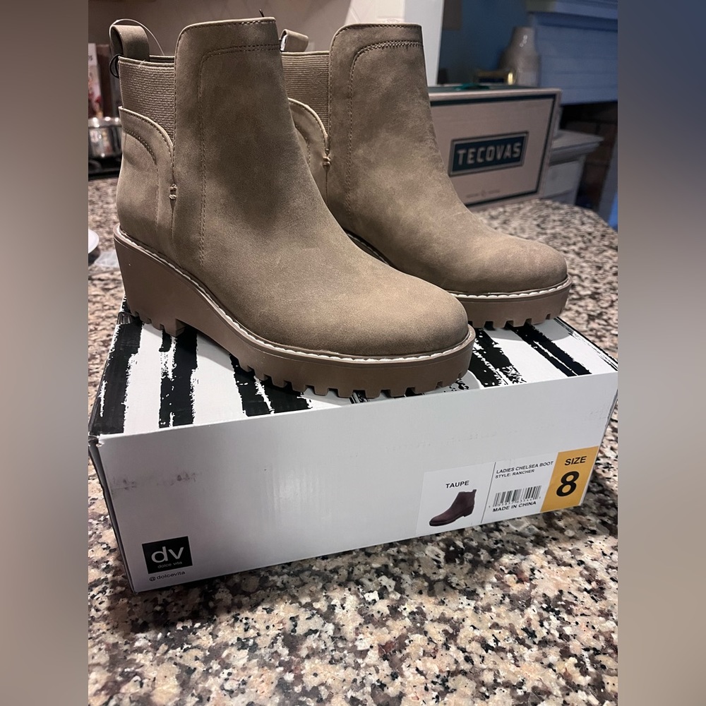 NWT size 8 dolce vita taupe booties